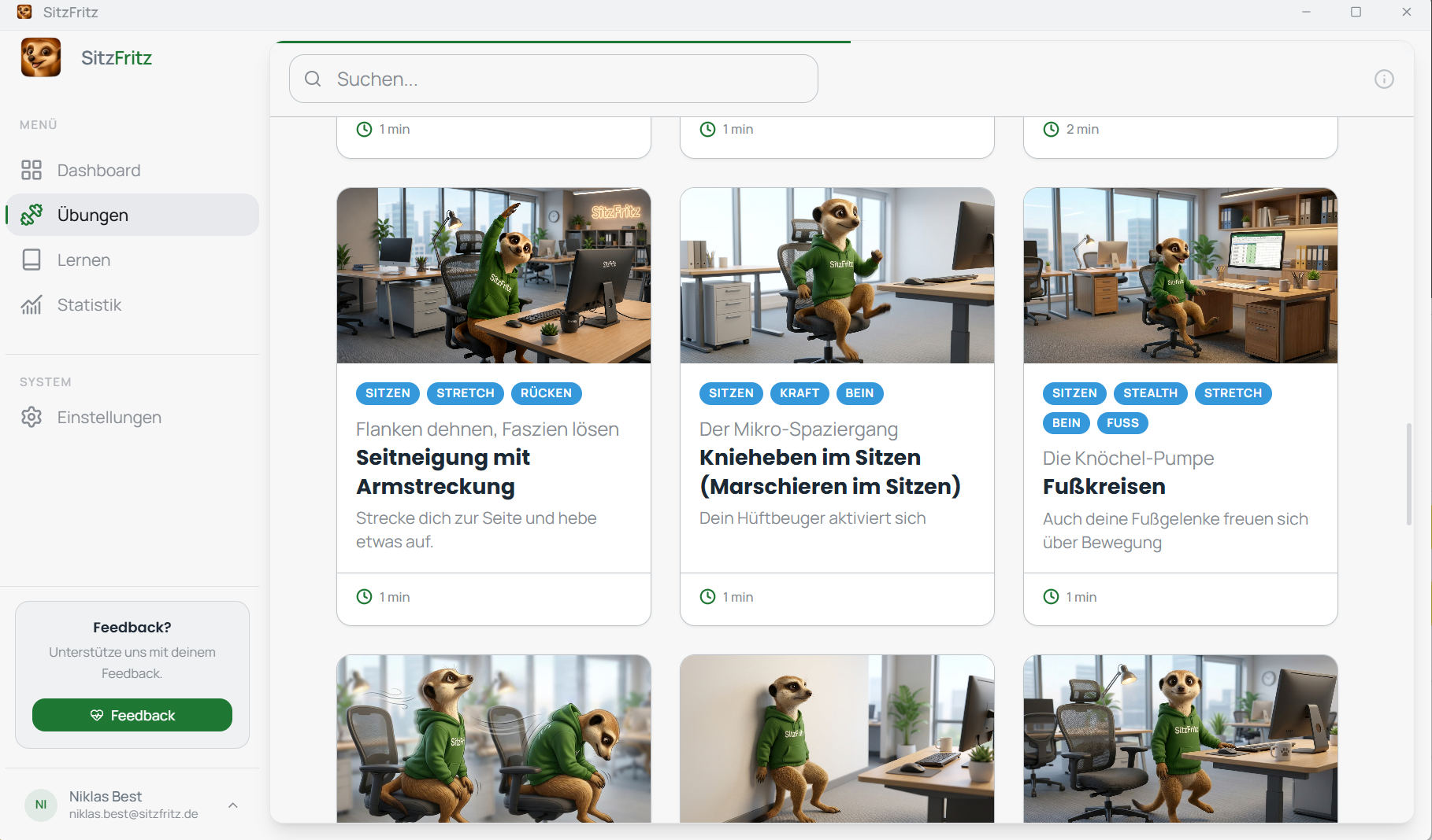 SitzFritz Übungsübersicht mit dem Maskottchen Fritz, das verschiedene Kurzübungen am Schreibtisch vormacht, jeweils mit Zeitangabe und Muskelgruppe.